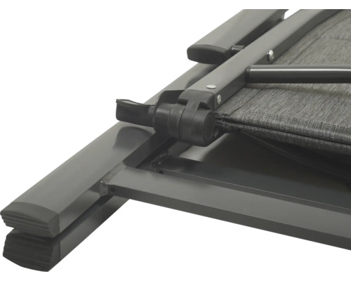 Detaljvy av en hopfällbar mekanism på en solstol