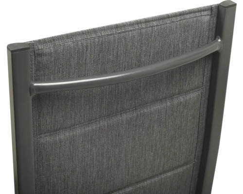 Detaljvy av ett stolsryggstöd med metallram och tygklädsel