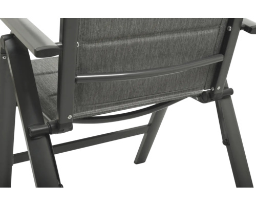 Detaljvy av en trädgårdsstol med textilklädd sits och armstöd