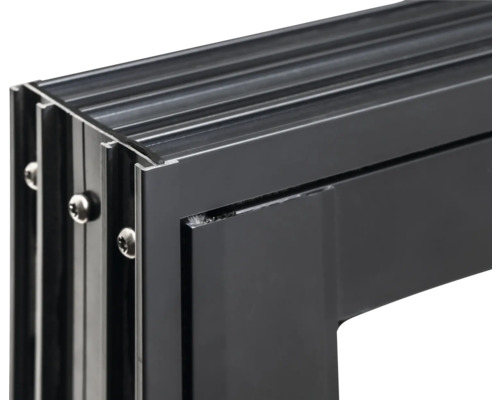 Detaljvy av svart aluminiumfönsterkarm