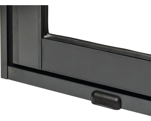 Detaljvy av en svart fönsterkarm med stängning