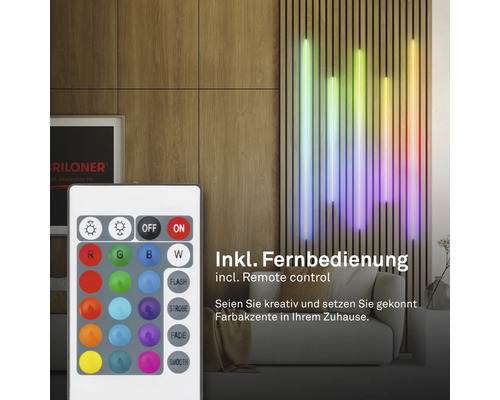 Vardagsrum med en träpanelvägg och en mångfärgad LED-lampa med fjärrkontroll.