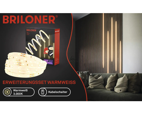 Briloner Logo. Förlängningssats Varmvit LED-strip med 3000 Kelvin och kabelbrytare i ett vardagsrum.