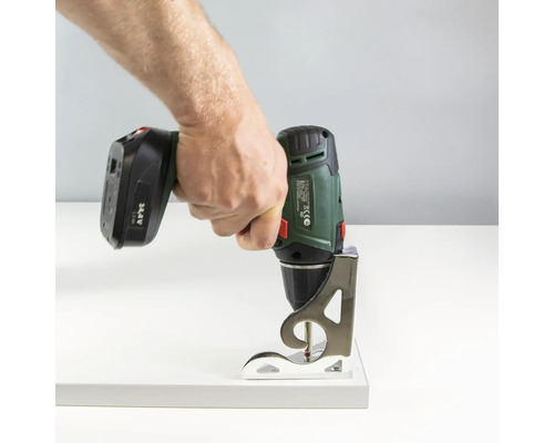 Sladdlös skruvdragare fäster en dekorativ vinkel på en platta