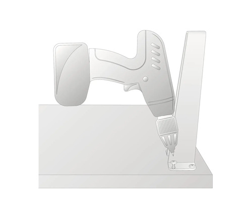 Sladdlös skruvdragare skruvar en skruv i en träbräda.