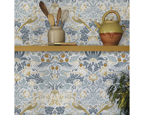 Tapet med fågel- och växtmönster på en köksbänk med redskap