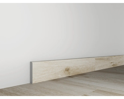 Golvsockel av trä mellan vägg och trägolv