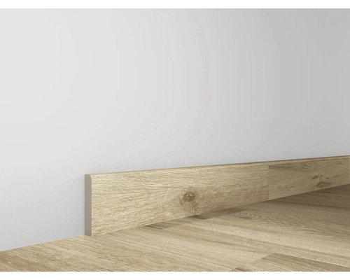 Trägolvslist vid en vägg