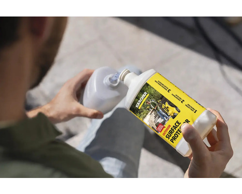 Person häller Kärcher ytskyddsmedel utomhus i behållare