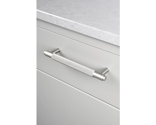 Skåpdörrhandtag i metall med räfflad yta