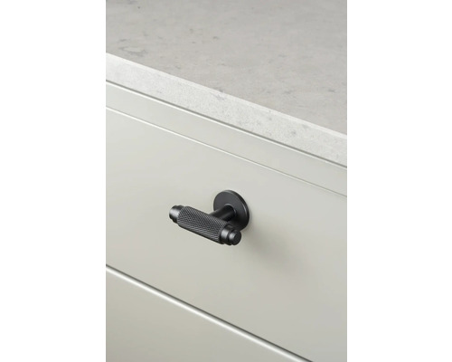 Skåp med svart möbelhandtag