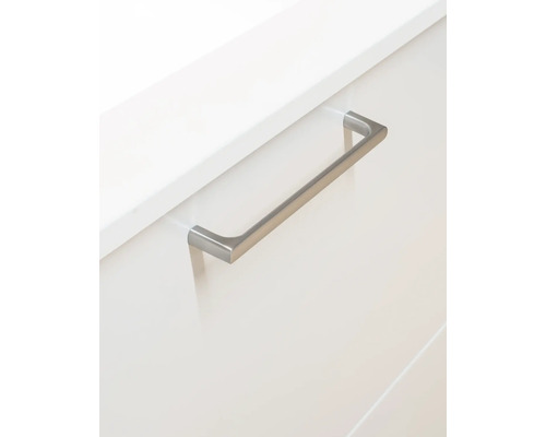 Lådhandtag av metall på en låda