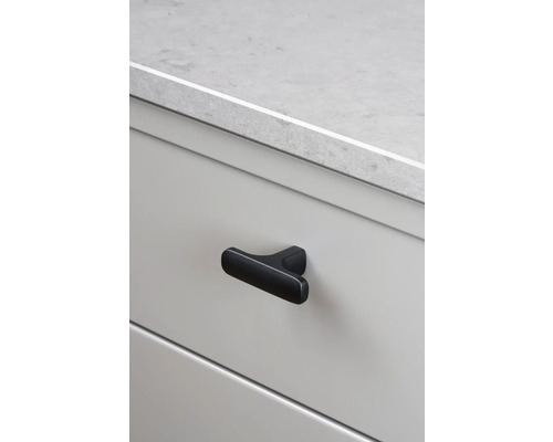 Skåp med svart lådhandtag