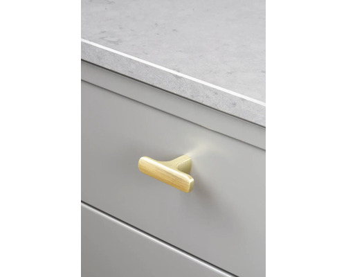 Detaljvy av ett lådhandtag på ett grått skåp