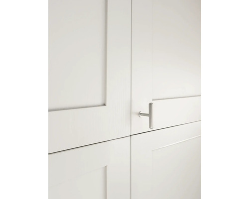 Detalj av vita skåpluckor med T-format handtag