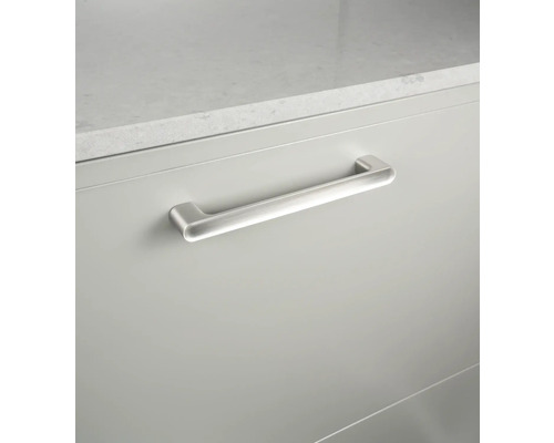 Skåpdörr med metallhandtag