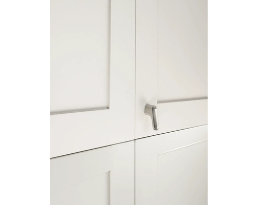 Detaljbild av vita köksskåp med handtag