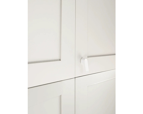 Närbild av ett vitt köksskåp med ett handtag