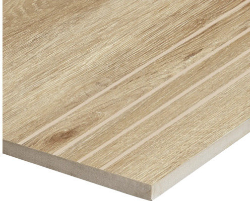 Keramisk platta med träutseende och räfflad yta