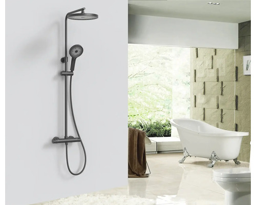 Duschpelare med huvud- och handdusch i badrumsmiljö med badkar och toalett