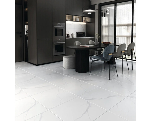 Ljust, modernt kök med vita marmorplattor, matbord och pentry