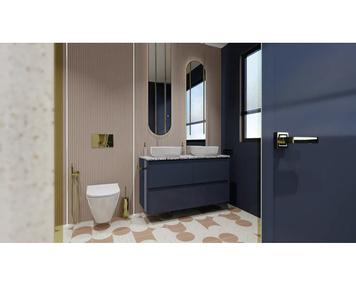 Ljust badrum med tvättställsskåp, speglar, toalett och moderna armaturer.