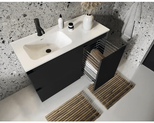 Modernt badrum med tvättställsskåp, handfat, armatur och tvättkorg.