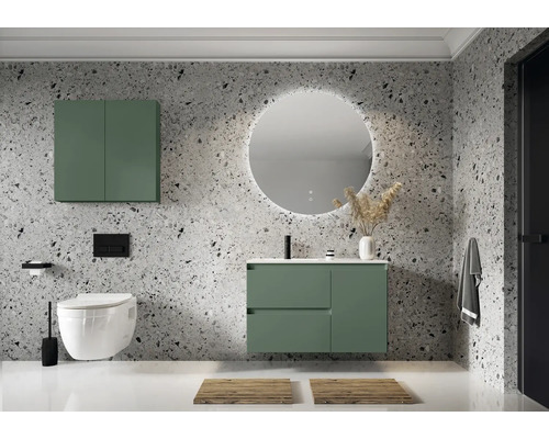 Modernt badrum med tvättställ, spegelskåp, toalett och rund spegel med belysning