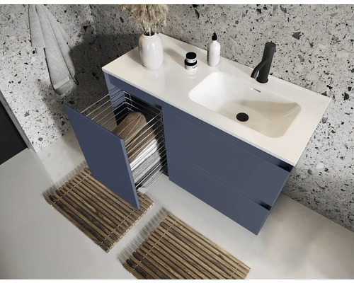 Modernt badrum med tvättställsskåp, handdukshållare och förvaringsutrymme