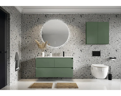 Modernt badrum med tvättställ, spegel, väggskåp och toalett.