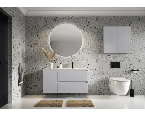 Modernt badrum med handfat, spegel med belysning, hängskåp och toalett