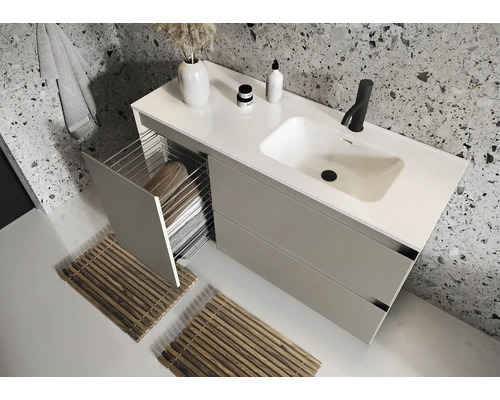 Modernt badrum med tvättställ, handdukar och badrumsmattor