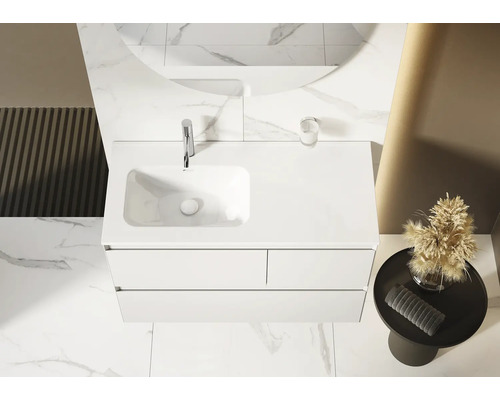 Badrum med tvättställsskåp, armatur och spegel