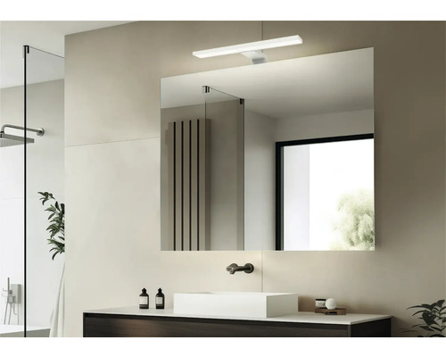 Modernt badrum med spegel, handfat och belysning