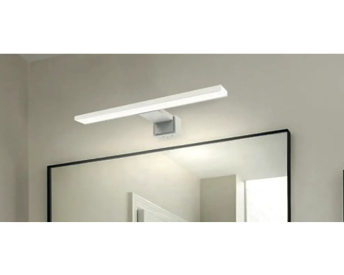 Badrum med spegelskåp och LED-belysning