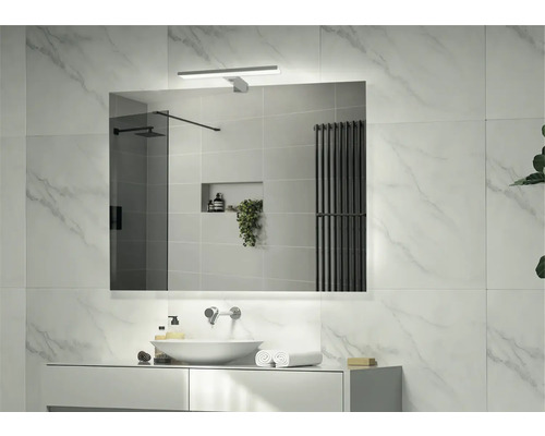 Badrumsscen med handfat, spegel och belysning