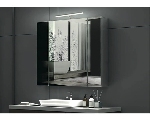 Modernt badrum med spegelskåp, handfat och blandare