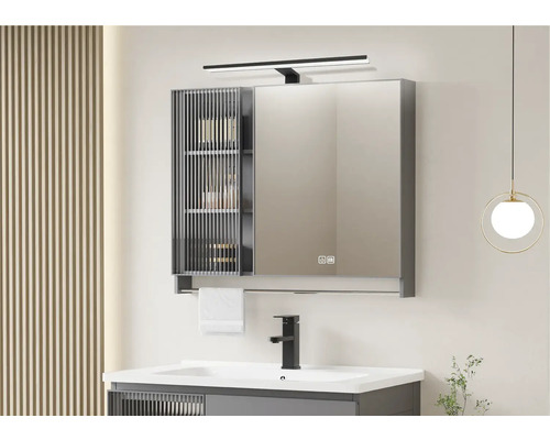 Badrumsscen med spegelskåp, handfat, armatur och belysning