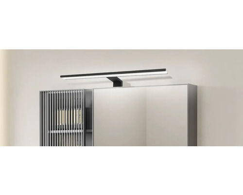 Badrum med spegelskåp och LED-belysning