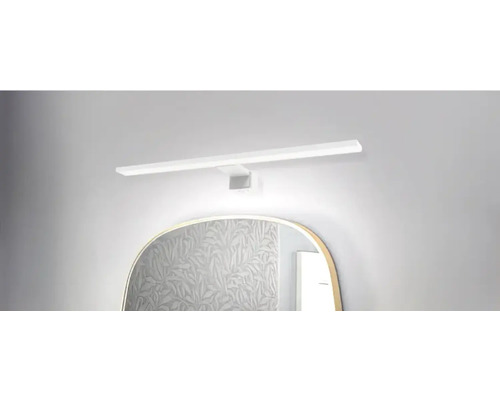 Badrum med spegel och vägglampa