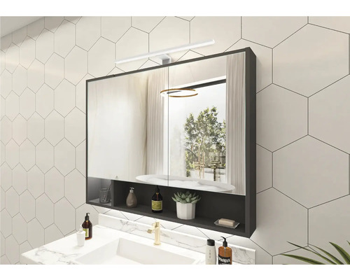 Badrum med spegelskåp, tvättställ och belysning