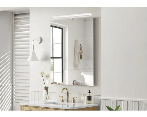 Badrum med spegelskåp, tvättställ, armatur och dekoration