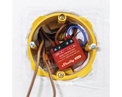 Shelly 1PM Mini Gen3 i en kopplingsdosa med kablar