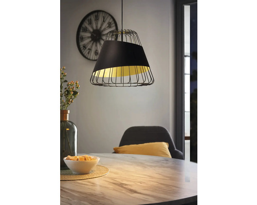 Pendellampa i metall ovanför matbord