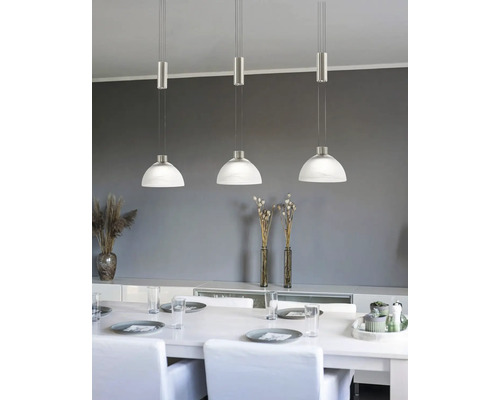 Matbord med tre hängande lampor av glas och metall