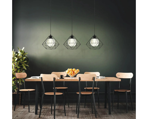 Matsal med matbord, stolar och tre hänglampor i industriell design