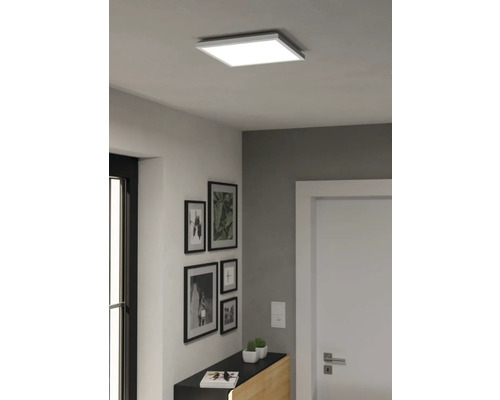 Taklampa i hallen i ett hus.