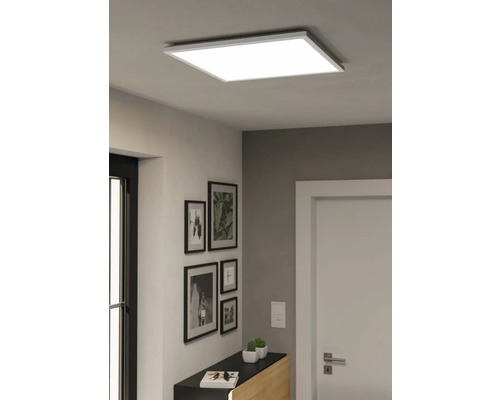 Rumsbild med fyrkantig LED-taklampa