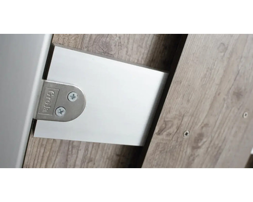 Detaljvy av en möbelbeslag med skruvar och tillverkarens logotyp