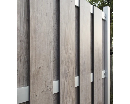 Detaljvy av ett trästaket med metalldetaljer